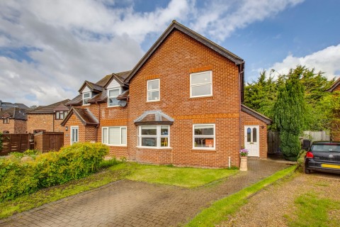 View full details for Walnut Grove, Wooburn Green, HP10